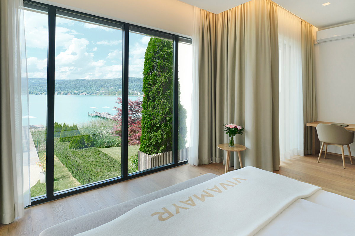 A lake-view room at VIVAMAYR Maria Wörth